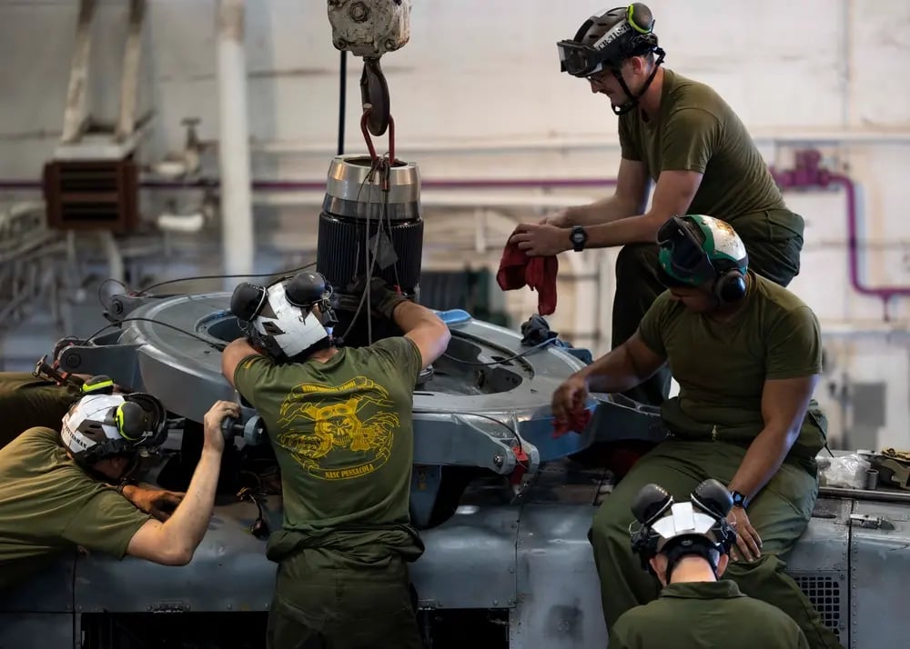 CH-53 Maintenance 3